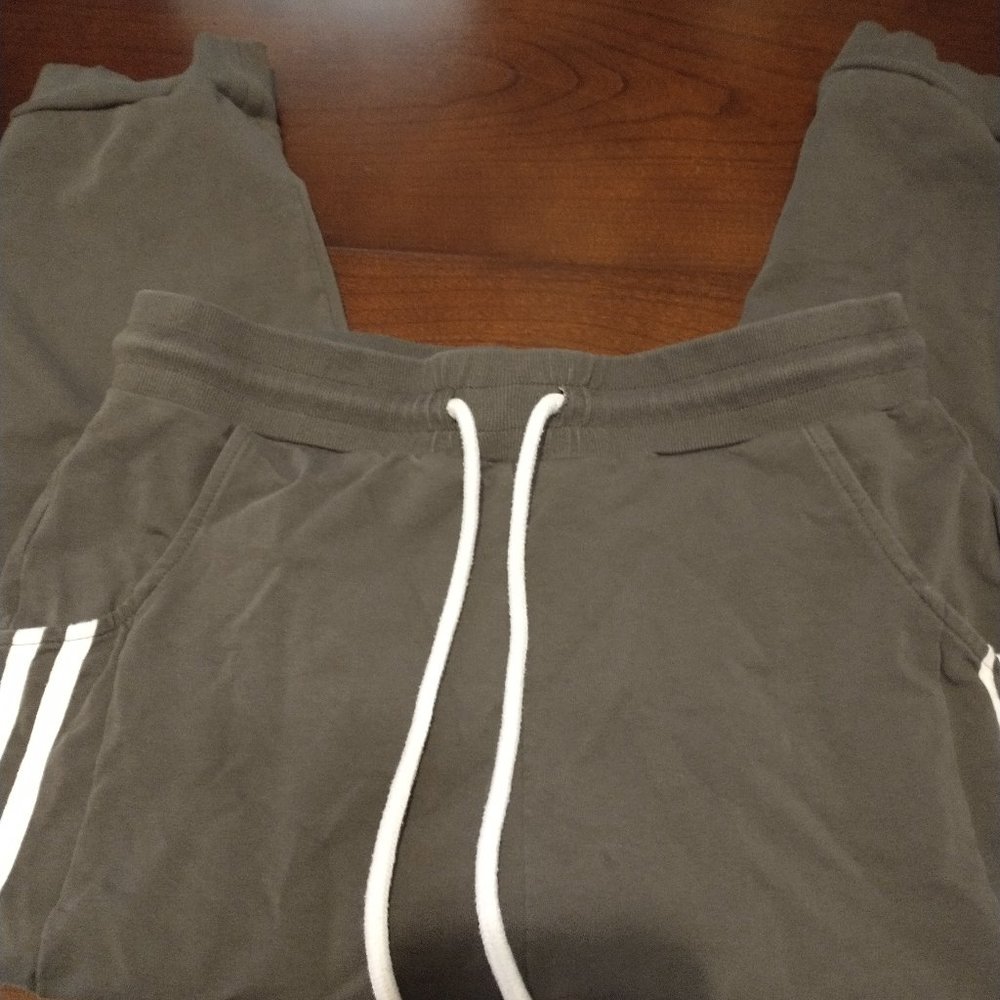 CHARCOAL CAPRIS...... EUC